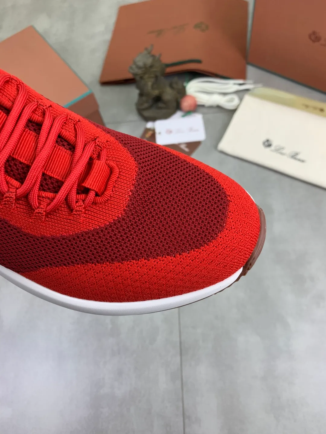 Men's men's shoes 💰P542 New style 💰High quality The latest casual shoes Loro Piana 💯Top grade💯Buy the original copy💯 Founded the existing Loro Piana company on April 24, 1924. The family has been operating for the sixth generation, providing top quality products to customers who are discerning in taste and quality. Imported original fly woven fabrics with cowhide fabric, plain calfskin lining, hand-stitched threads with cowhide feet, original packaging, high-end outsole, size: 38-46, multiple colors available, complete package